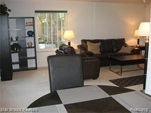 Building Photo - 756 E Fox Hills Dr