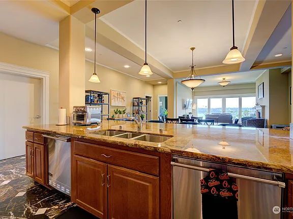 Foto del edificio - "Spacious 2-Bed, 3-Bath Sanctuary in Tacoma's Heart – 3,243 Sq Ft of Luxury Living!"
