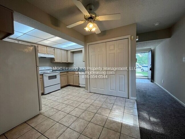 Building Photo - Spacious townhouse available for your July move-in!