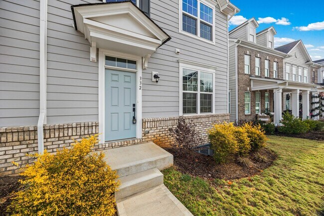 Foto del edificio - Like new 3-bed, 2.5 bath townhome in Cramerton Mills Parkway!