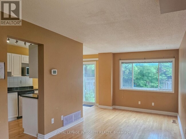Building Photo - 86 Thornbury Crescent