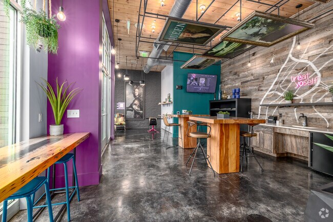 Centro de arrendamiento - Abberly NoDa Vista Apartment Homes