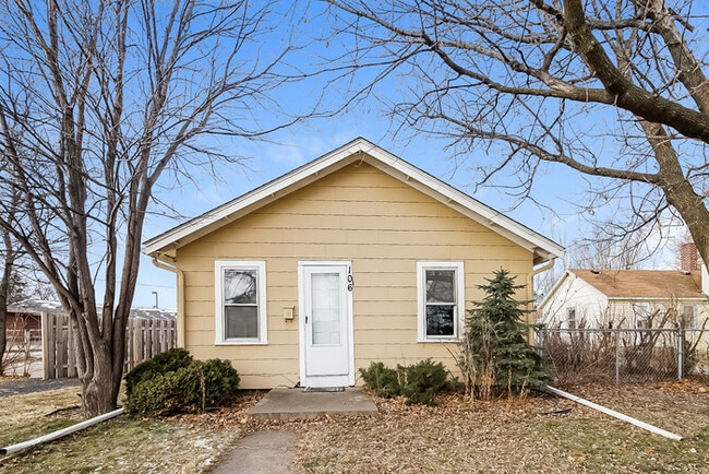 Building Photo - 106 9th Ave N
