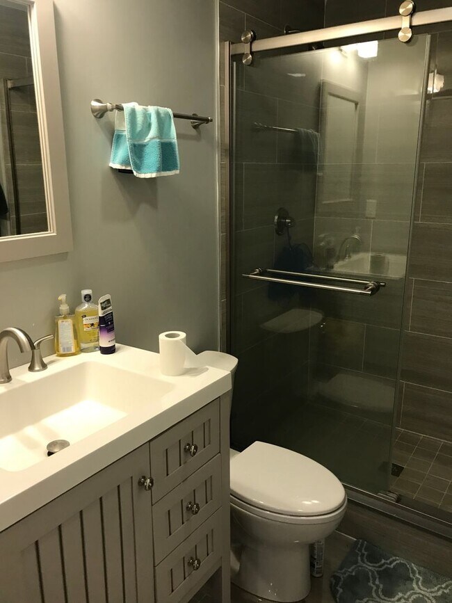 Foto del edificio - Spacious 4-Bed, 2-Bath Apartment Near Longwood & Northeastern — Ideal for Students!