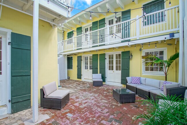 Secluded Courtyard - 819 Saint Peter St