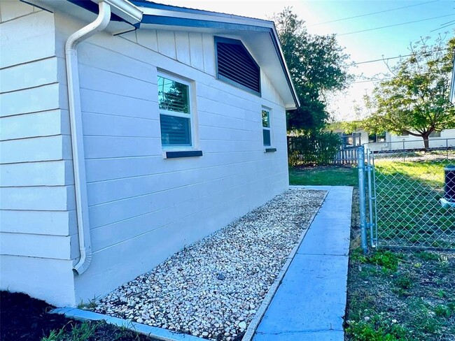 Building Photo - 3543 Kingsbury Dr