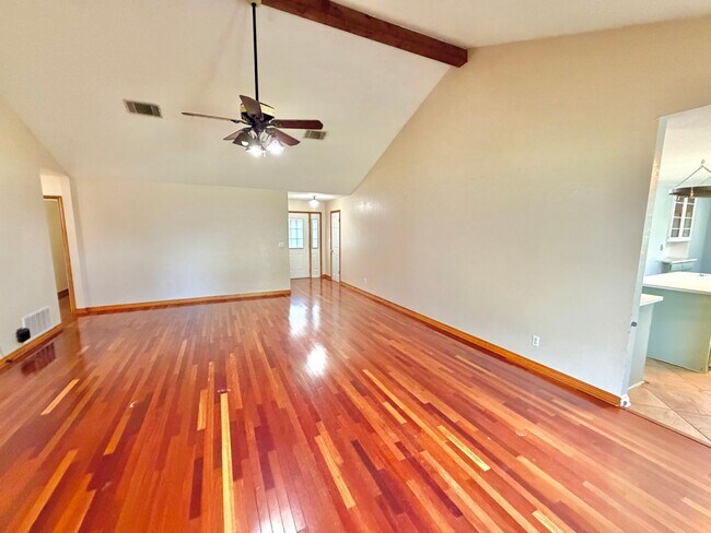 Foto del edificio - 681 Whispering Ave