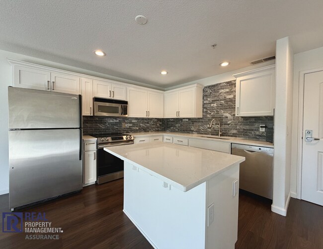 Foto del edificio - Spacious 1 Bed / 1.5 Bath Condo in Desirable Sherwood