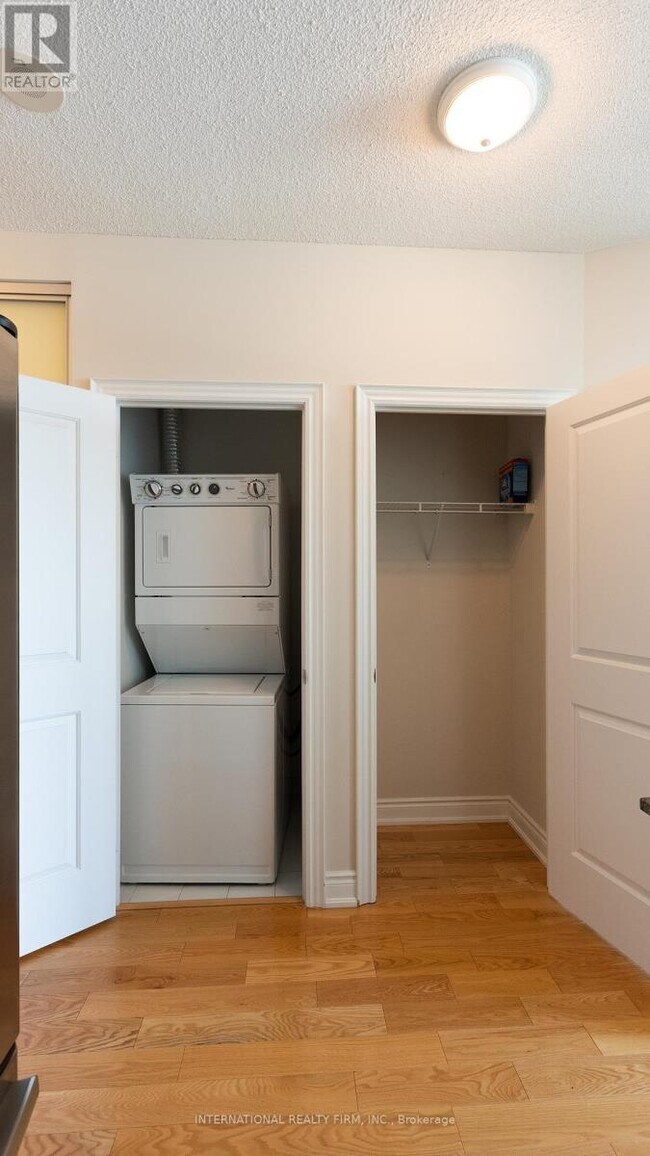 Photo du bâtiment - 20 Bloorview Pl