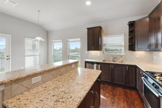 Building Photo - 1077 Venice Dr
