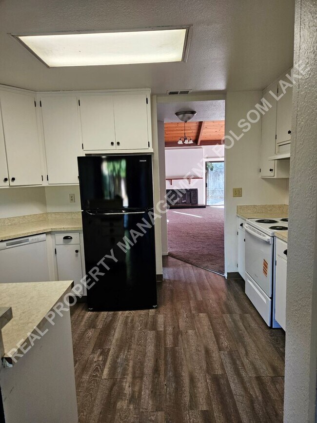 Building Photo - Spacious 3 bedroom 2.5 bath in South Davis