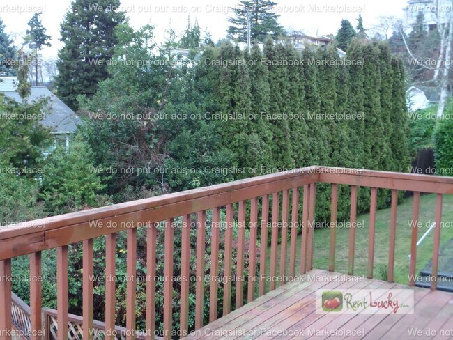 Foto del edificio - INCREDIBLE VIEWS!! Large 2-Bedroom + Den Duplex with 3-Car Garage in Fantastic Federal Way Neighb...