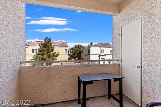 Foto del edificio - Gated community! 2 bedroom upstairs unit w...