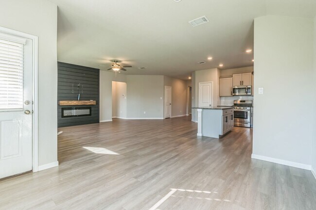 Foto del edificio - Upgraded 4-Bed, 2-Bath Home with Designer ...