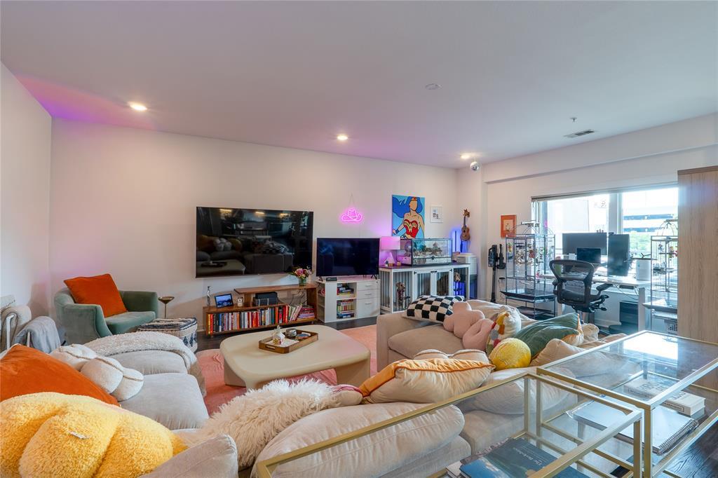 Primary Photo - 4361 S Congress Ave