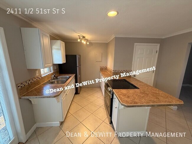 Foto del edificio - 2411 1/2 51st St S-