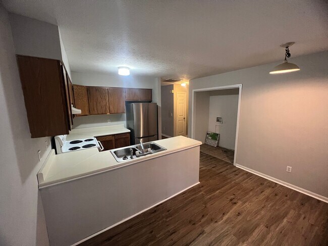 Building Photo - Nice 2bd 1ba duplex with lake view