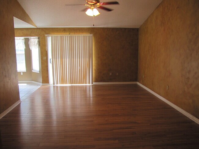 Foto del edificio - 4803 Young Rd