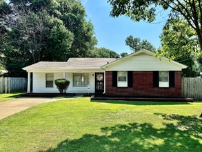 Building Photo - 8564 Southaven Cir W