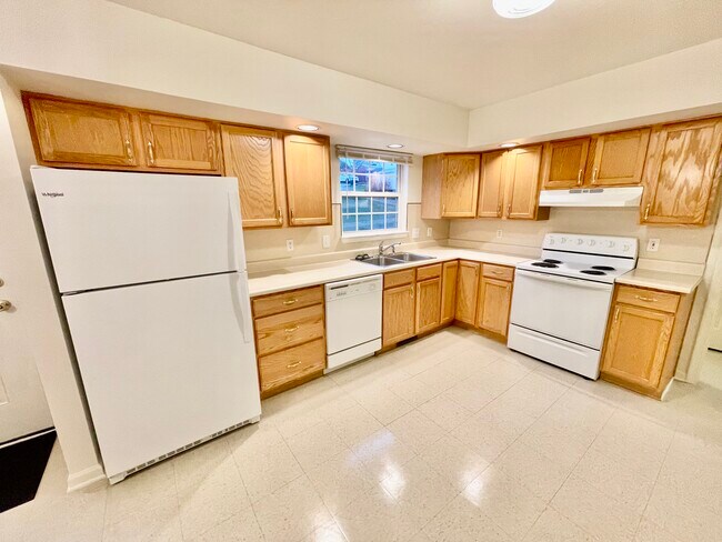 Kitchen - 200 Lester Ct