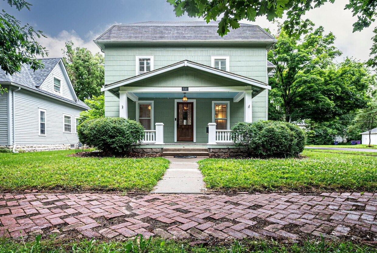 Foto principal - Spacious home on a corner lot