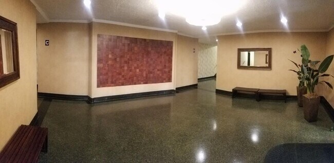 Foto del edificio - 102-12 65th Ave