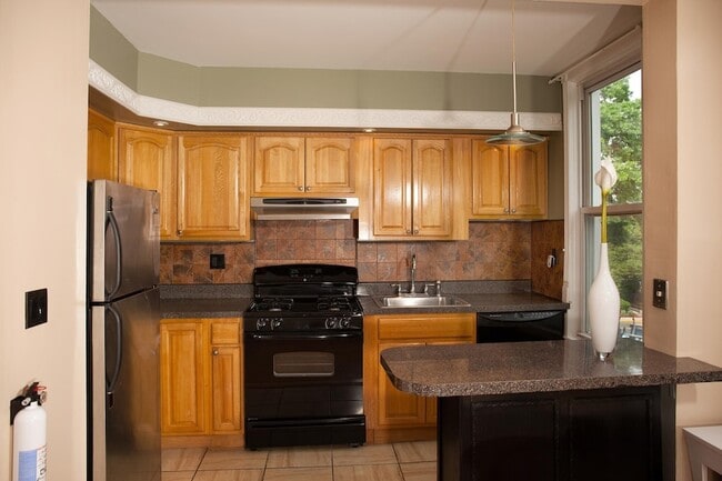 Building Photo - 384 Webster Ave