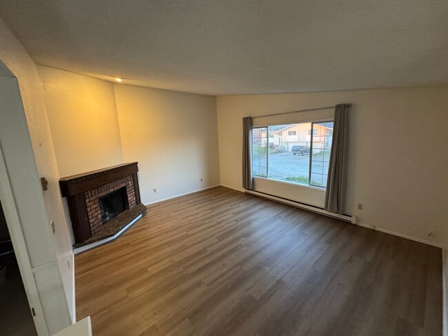 Building Photo - 4913-4915 N Drury Rd