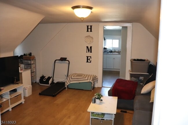 Building Photo - 327 Valley St