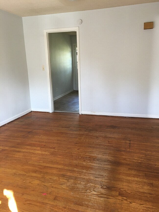 Building Photo - Duplex available on Eastside of Spartanburg