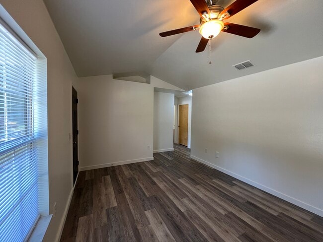 Building Photo - 1427 N Paris St