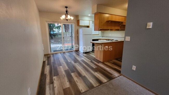 Building Photo - Charming 1 BD | 1.5 BA Townhome - SE Division