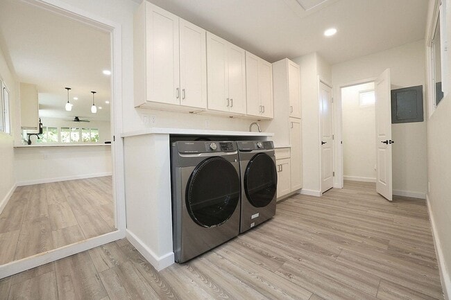 Building Photo - 240 Olali St