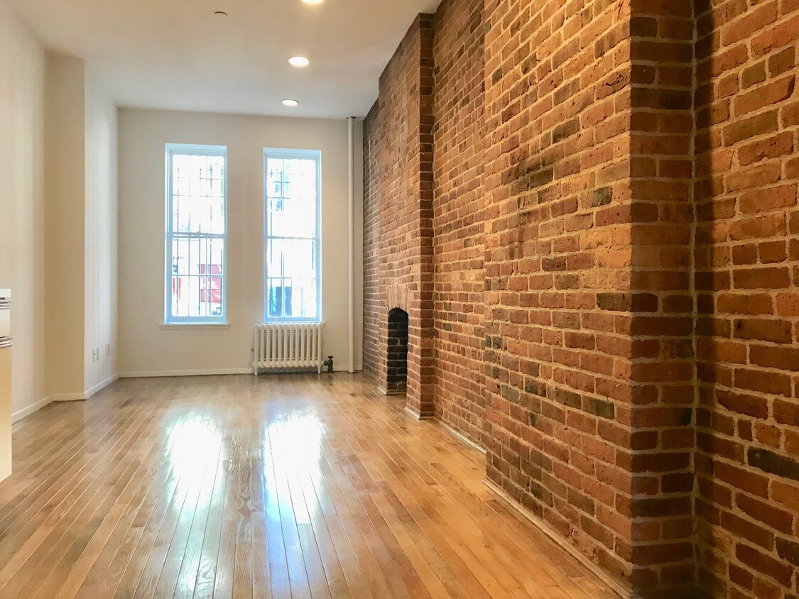 Primary Photo - 318 E 82nd St