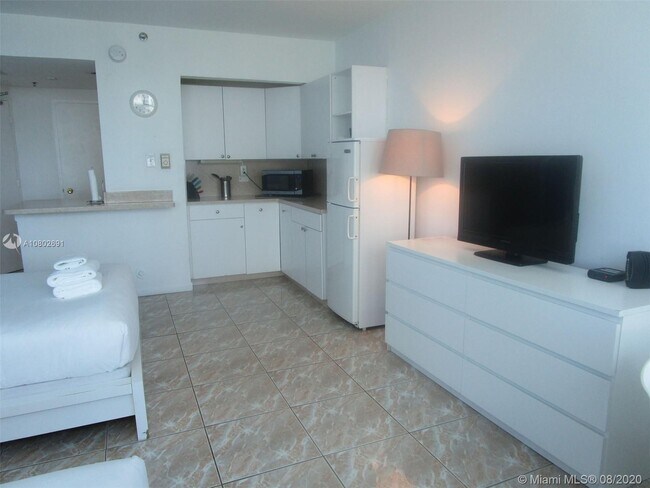 Building Photo - 5445 Collins Ave