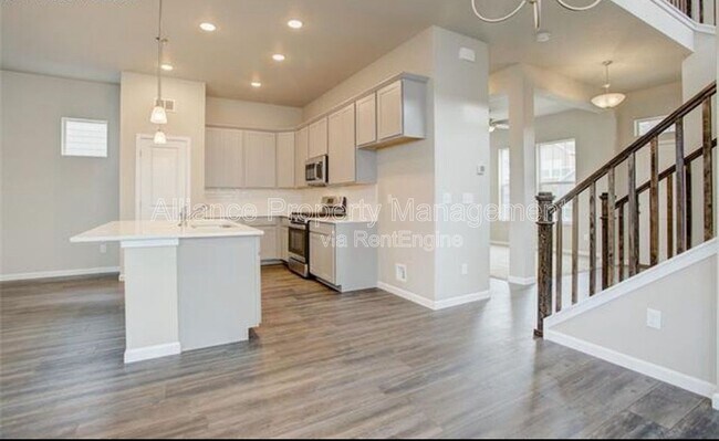 Building Photo - 1168 Solitaire St