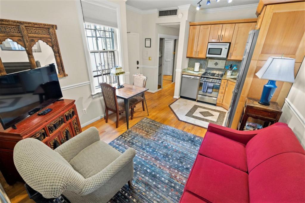 Photo - 11 2nd St NE