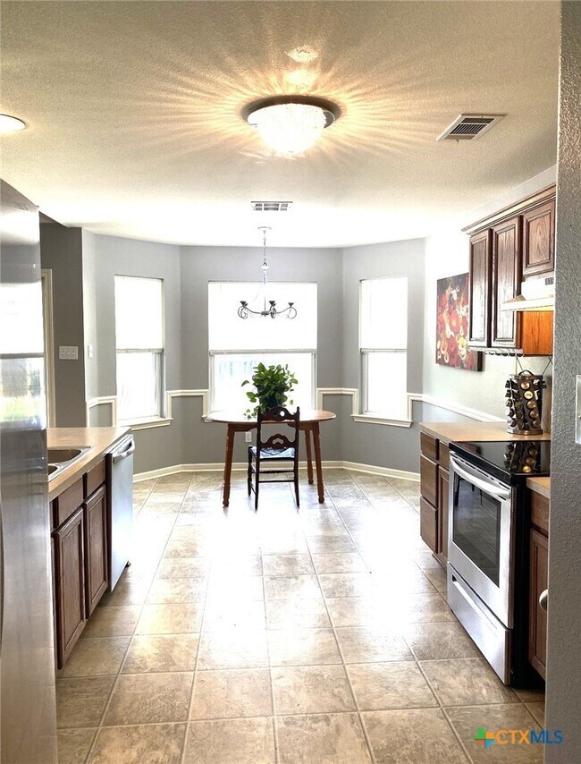 Foto del edificio - 5704 Meadow Wood Dr