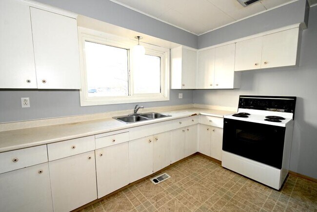 Building Photo - 3 bedroom in Prince George BC V2M 3B7