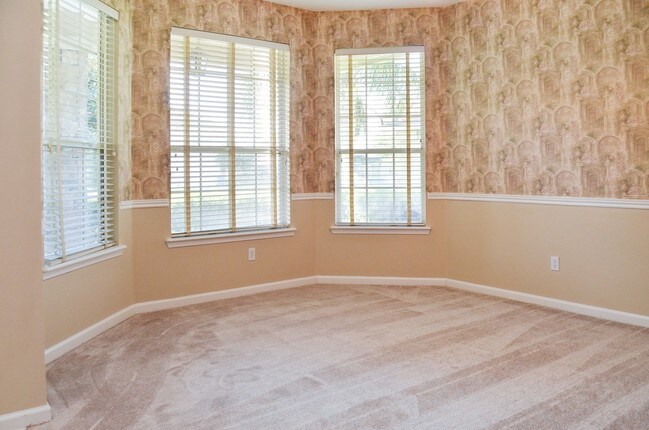 Photo - Exceptional Four Bedroom Home Located In Victoria Lakes!