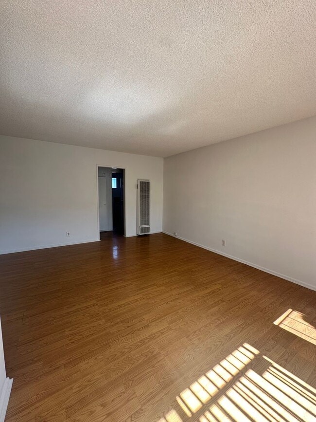 Interior Photo - 917 Centinela Ave