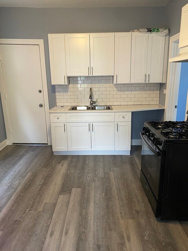 Foto del edificio - 2233 N Southport Ave