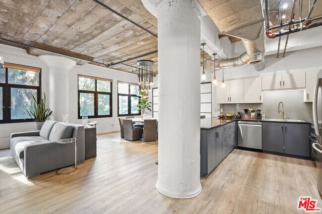 Foto del edificio - 1100 S Grand Ave