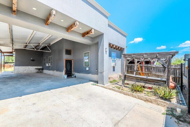 Building Photo - 104 Palo de Rosa Lp