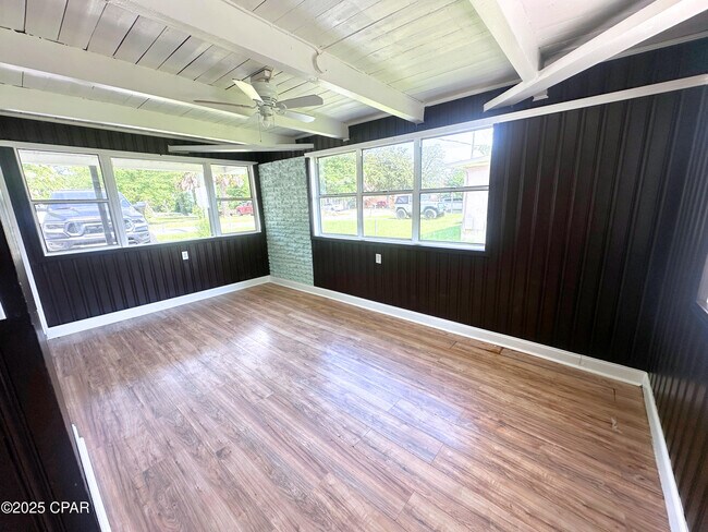 Foto del edificio - 706 Bay Ave
