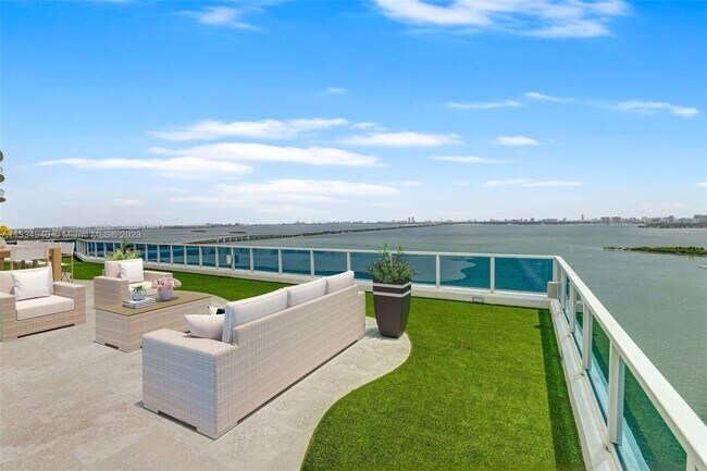 Foto del edificio - 700 NE 25th St
