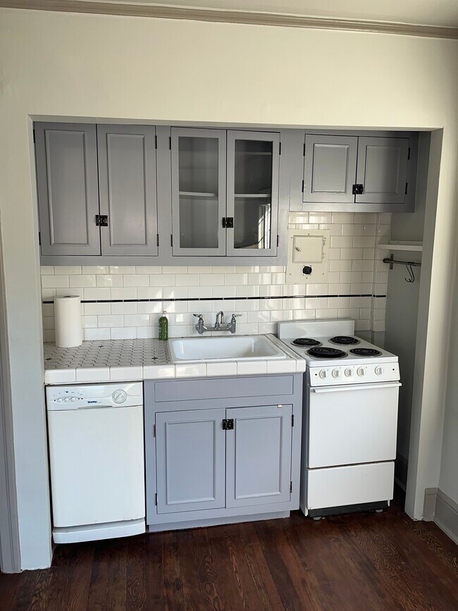 Kitchen - 20 NW 16th Ave
