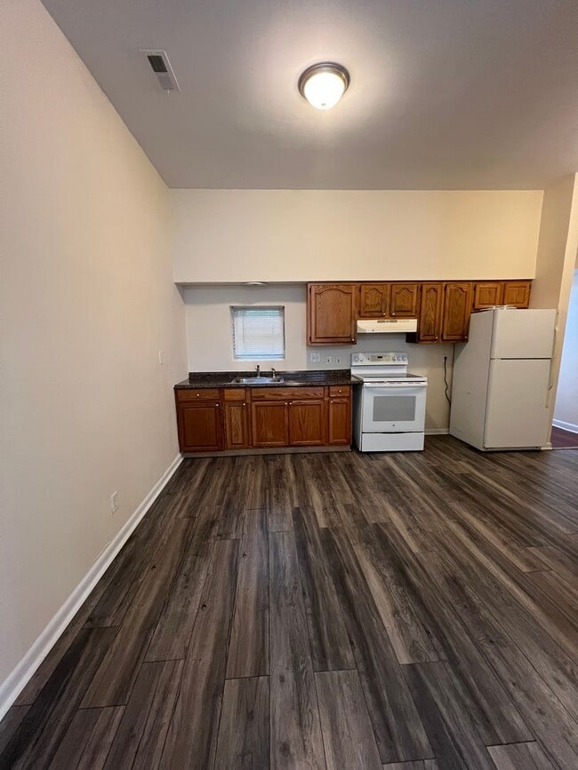 Building Photo - 1423 W Fayette St