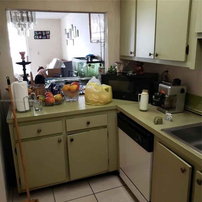 Building Photo - SAMARI LAKE EAST CONDO