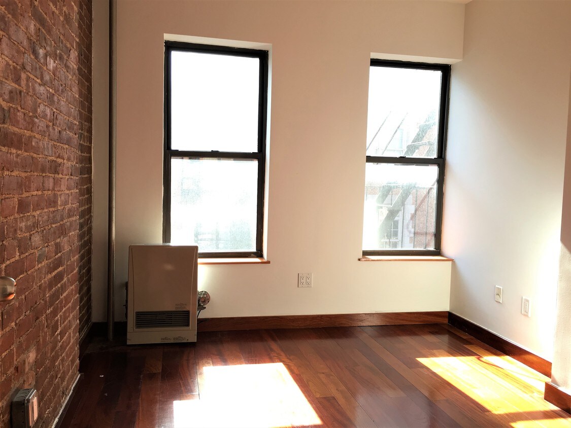 Primary Photo - 433 E 12th St